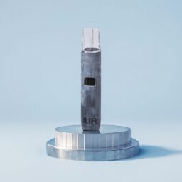 ILIA 哩亞布紋系列一代主機 重塑乾淨清爽的抽吸新標準 獨家精品布紋編織外殼 智能快充技術結合穩定動力輸出 完美適配一代通用煙彈 台灣現貨